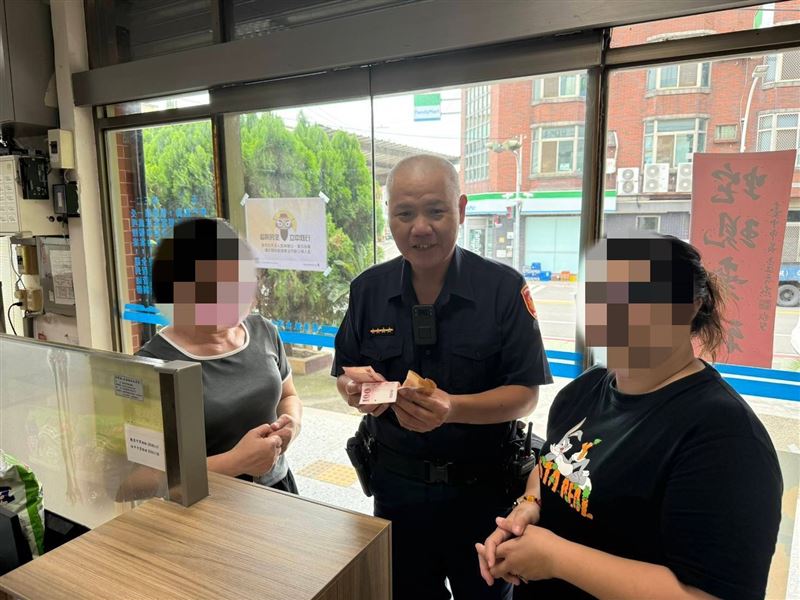 黃姓女騎士(圖左)在路上撿到400元現鈔，拾金不昧送到龍東派出所，副所長憑藉加油站一張發票，找到失主(圖右)。(圖／翻攝畫面)