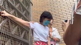 陳佩琪在囚車道旁哭喊：「柯文哲到底做什麼？犯什麼罪？」。（圖／翻攝畫面）