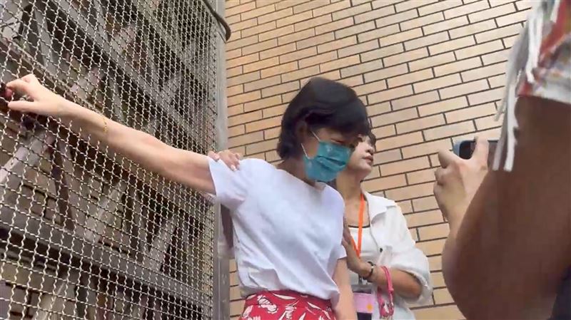 陳佩琪在囚車道旁哭喊：「柯文哲到底做什麼？犯什麼罪？」（圖／翻攝畫面）
