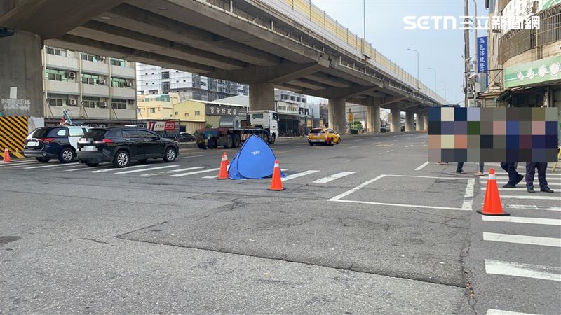 台中聯結車撞機車，70歲婦捲入車輪胸部以下遭輾重創當場慘死。(圖/翻攝畫面)