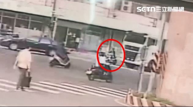 台中聯結車路口右轉輾斃直行女騎士，撞擊畫面曝光。（圖／翻攝畫面）
