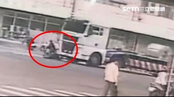 台中聯結車路口右轉輾斃直行女騎士，撞擊畫面曝光。（圖／翻攝畫面）