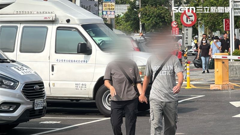 郭女妹妹與妹婿今日上午抵達殯儀館。（圖／翻攝畫面）