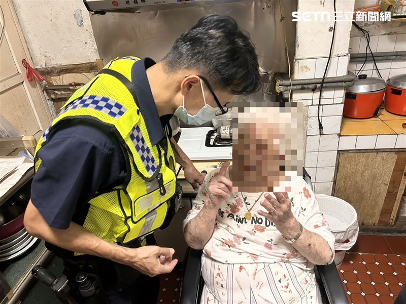 台中百歲嬤在家摔倒無力起身，警消到場救援。（圖／翻攝畫面）