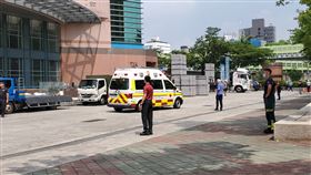 台大資工的碩士研究生在泳池溺水準備送醫搶救。（圖／翻攝畫面）