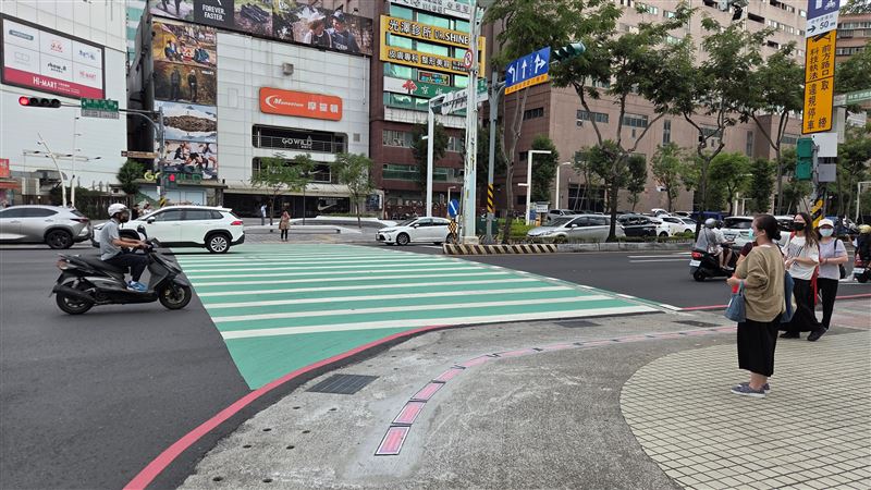新北市交通局在板橋府中捷運站1號出口，試辦全新型態的「行人地面警示燈」。（圖／翻攝自新北市政府官網）