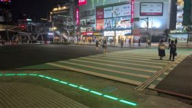 新北市交通局在板橋府中捷運站1號出口，試辦全新型態的「行人地面警示燈」。（圖／翻攝自新北市政府官網）