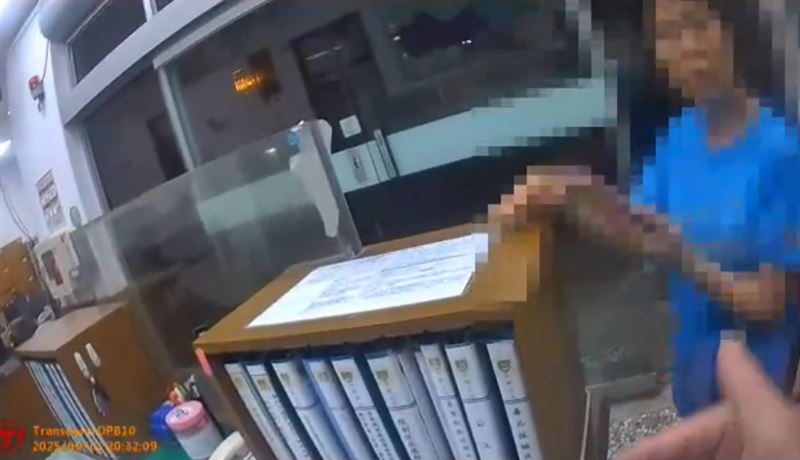 婦人的兒子收到監理站的催繳簡訊，要求在24小時內繳費，她急忙到派出所求助。(圖／翻攝畫面)