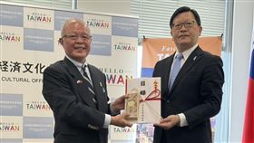 陳天隆會長偕同關西僑胞代表一行前往駐大阪辦事處捐款，由洪英傑處長代表接受。陳會長代表関西僑胞捐出330萬賑災善款，洪英傑處長代表接受（圖／陳天隆會長提供） 