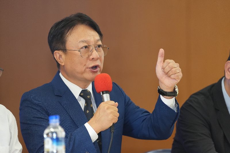 前彰化縣長卓伯源召開記者會宣布參選國民黨黨主席，致詞點名前台北市長郝龍斌不適合做黨主席。（圖／中央社）