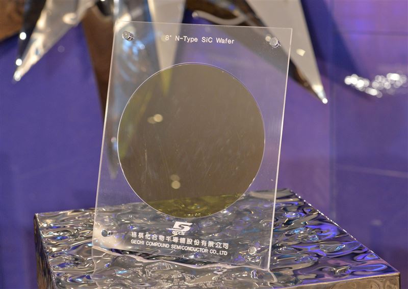 台灣碳化矽(SiC)新創格棋化合物半導體今(4)日宣布,將於SEMICON Taiwan 2025展出最新的大尺寸SiC材料成果,重點聚焦於8吋晶圓的可靠度與可用率挑戰。格棋強調,真正的競爭關鍵並非晶圓尺寸,而是如何降低缺陷密度、提升量產良率,才能滿足電動車、高頻通訊、衛星應用等市場對高可靠度SiC材料的迫切需求。圖為格棋8吋導電碳化矽晶圓。(圖/格棋提供)