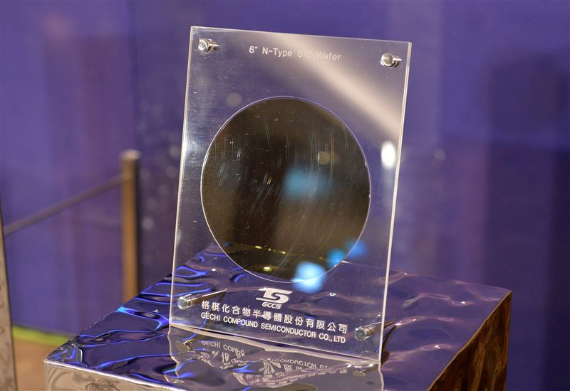 台灣碳化矽(SiC)新創格棋化合物半導體今(4)日宣布,將於SEMICON Taiwan 2025展出最新的大尺寸SiC材料成果,重點聚焦於8吋晶圓的可靠度與可用率挑戰。格棋強調,真正的競爭關鍵並非晶圓尺寸,而是如何降低缺陷密度、提升量產良率,才能滿足電動車、高頻通訊、衛星應用等市場對高可靠度SiC材料的迫切需求。圖為格棋6吋導電碳化矽晶圓。(圖/格棋提供)