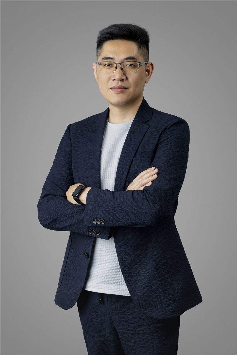 台灣碳化矽(SiC)新創格棋化合物半導體今(4)日宣布,將於SEMICON Taiwan 2025展出最新的大尺寸SiC材料成果,重點聚焦於8吋晶圓的可靠度與可用率挑戰。格棋強調,真正的競爭關鍵並非晶圓尺寸,而是如何降低缺陷密度、提升量產良率,才能滿足電動車、高頻通訊、衛星應用等市場對高可靠度SiC材料的迫切需求。圖為格棋業務處長吳義章榮獲「20 Under 40半導體新銳獎」。(圖/格棋提供)