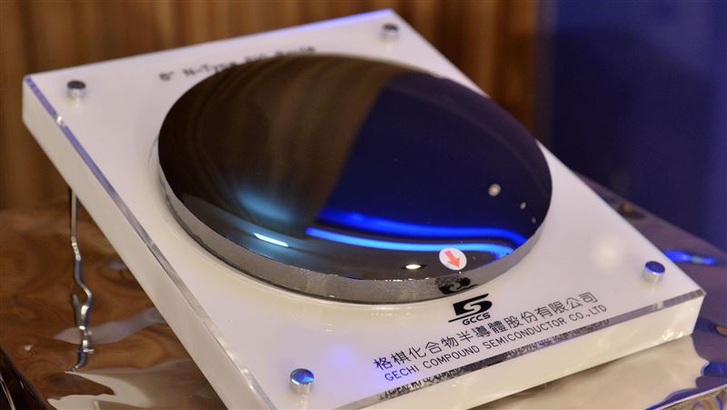 台灣碳化矽(SiC)新創格棋化合物半導體今(4)日宣布,將於SEMICON Taiwan 2025展出最新的大尺寸SiC材料成果,重點聚焦於8吋晶圓的可靠度與可用率挑戰。格棋強調,真正的競爭關鍵並非晶圓尺寸,而是如何降低缺陷密度、提升量產良率,才能滿足電動車、高頻通訊、衛星應用等市場對高可靠度SiC材料的迫切需求。圖為格棋8吋導電碳化矽晶棒。(圖/格棋提供)