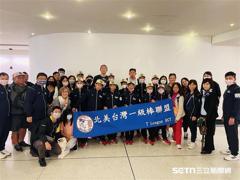 2022年時，「北美台灣一級棒聯盟」為在舊金山機場轉機的小國手送上餐飲，還加上大大的擁抱，暖心地說：「辛苦了小國手，你們永遠是台灣之光！」（圖／北美台灣一級棒聯盟授權提供）