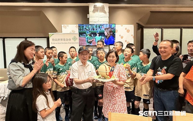 身穿黑衣的為史丹佛大學王智弘醫師暨教授，他當場鼓勵孩子們說，希望未來有一天，可以到美國來加入史丹佛棒球隊，加油！（圖／北美台灣一級棒聯盟授權提供）