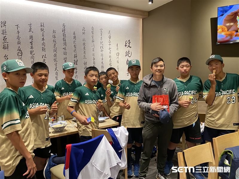 曾經是世界魔術方塊矇眼比賽冠軍的毛台勝，特別陪伴東園國小棒球隊孩子們一整天，讓他們覺得很開心和感謝。（圖／北美台灣一級棒聯盟授權提供）