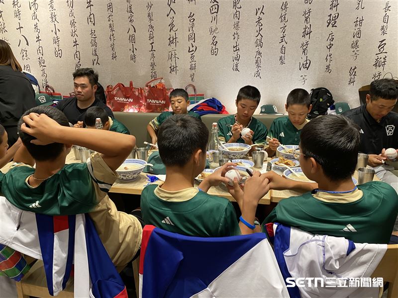 慶功宴現場也變成粉絲見面會，東園國小少棒隊在美國當地圈粉不少，因此許多愛打棒球的台僑小朋友紛紛拿棒球給小將們簽名。（圖／北美台灣一級棒聯盟授權提供）