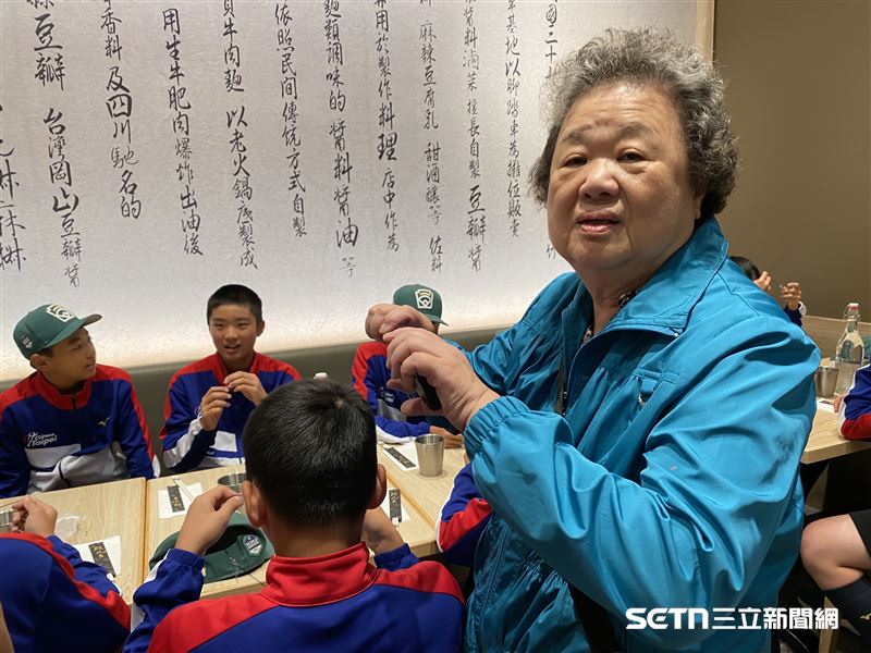 台僑Mimi阿嬤，再遠也要為小將送上親手做的老鷹項練。很多年來，不同隊伍的台灣小將在舊金山轉機或者停留，Mimi阿嬤常一大早就去舊金山機場，為小將送早餐或中餐並贈送手工老鷹項鍊，她期待這些努力的男孩們，將來能成為雄鷹，在廣大的世界飛翔。（圖／北美台灣一級棒聯盟授權提供）
