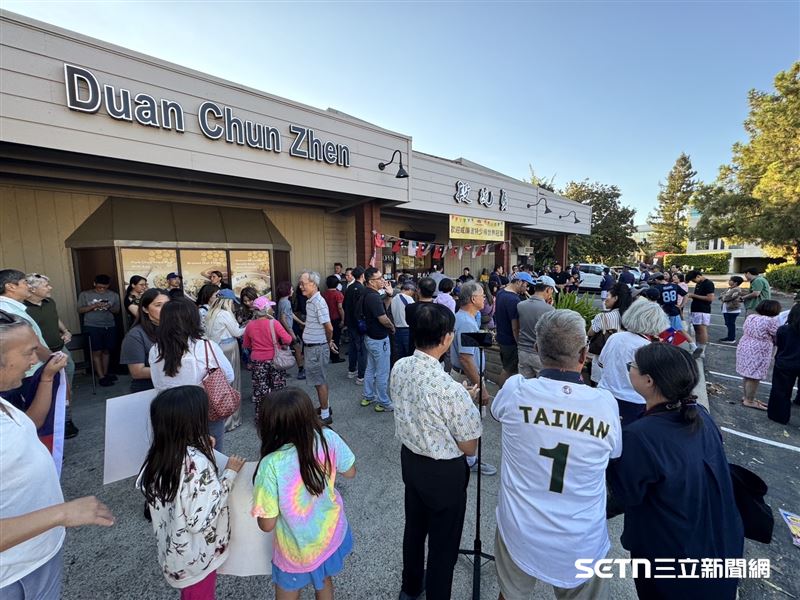 球隊人車未到，餐廳的停車場已擠滿人潮，許多台僑甚至當地美國人都引領而望，非常期待東園棒球隊的到來。（圖／北美台灣一級棒聯盟授權提供）