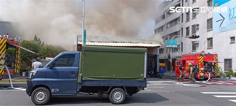 台南市安南區天空出現「超巨蕈菇」，鐵皮屋火警嚇壞目擊者。（圖／翻攝畫面）