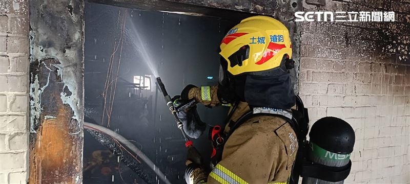 台南市安南區天空出現「超巨蕈菇」，鐵皮屋火警嚇壞目擊者。（圖／翻攝畫面）