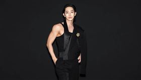 李洙赫赴中舉辦簽名會，傳出遭到壓榨，逼迫上工12小時。（圖／翻攝自李洙赫IG）