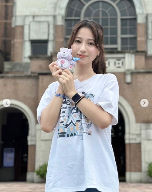 高姓女學生受邀替「吃貨台大」拍攝台大聯名商品，證實已展開台大新生生活。(圖／翻攝自ntueater　IG)