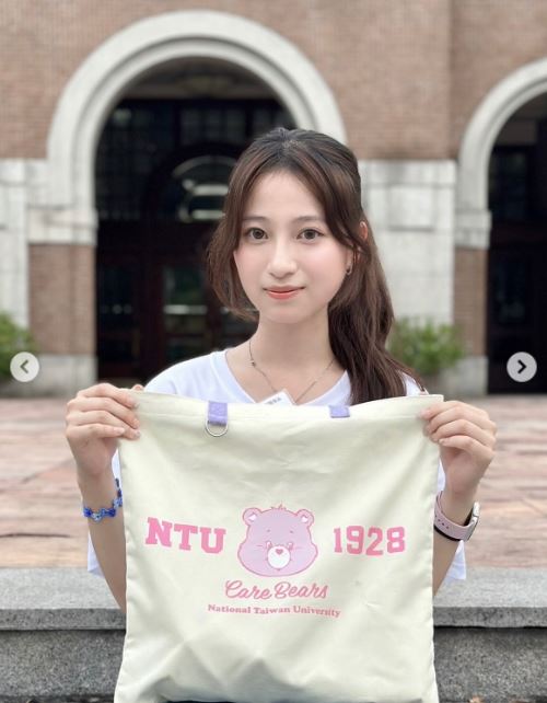 台中一中女學霸，今年7月爆出科展作品涉嫌抄襲，遭台大撤銷錄取資格後又以高分考進台大醫學系。(圖／翻攝自ntueater　IG)