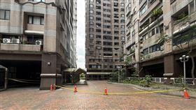 謝姓男子墜落社區中庭命危送醫。（圖／翻攝畫面）