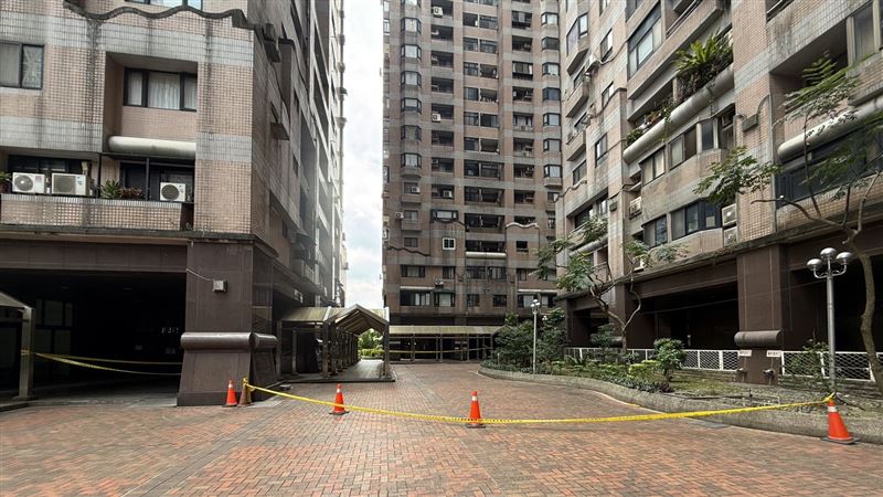 謝姓男子墜落社區中庭命危送醫。（圖／翻攝畫面）