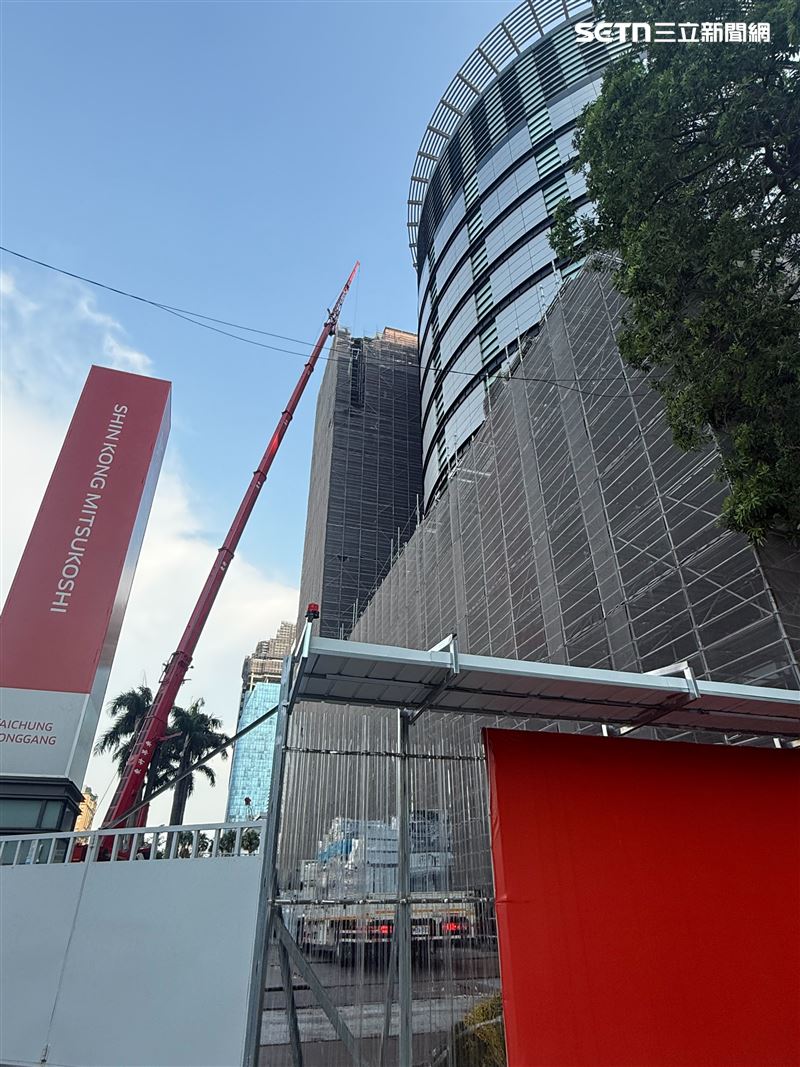 館方已通知各品牌專櫃，將自9月10日起依計畫進貨，並同步啟動人流、物流與車流管制。(圖/記者潘靚緯攝影)