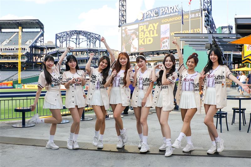 樂天女孩筠熹、岱縈、琳妲、曲曲、穎樂、若潼、小紫、嘎琳前往匹茲堡海盜隊主場（圖／樂天桃猿提供）