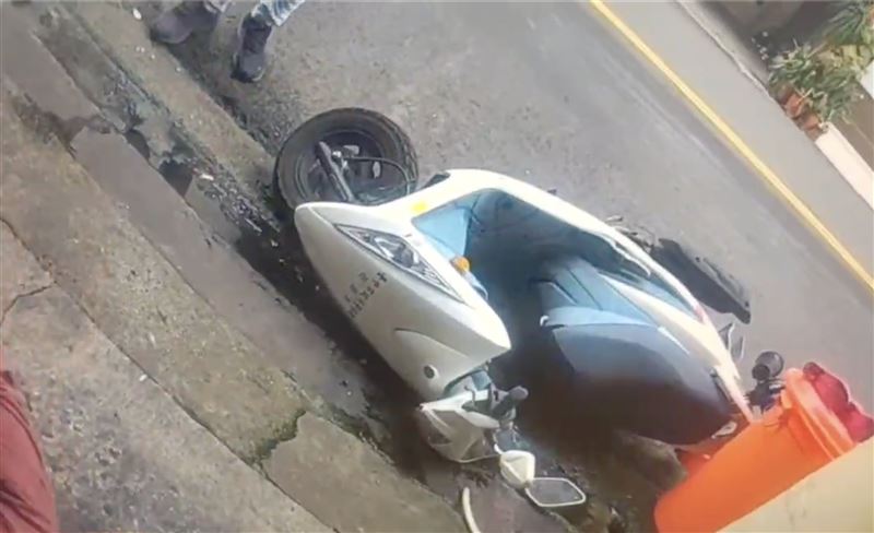 越南籍女子一路逃逸，員警緊追在後，就連警用機車也摔倒地。（圖／翻攝畫面）