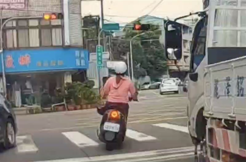 越南籍黎姓女子一路蛇行、闖紅燈。（圖／翻攝畫面）