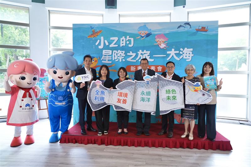 貴賓大合照(左至右)崇越科技孫格偉副總經理、安永樂活翁金珠董事長、宜蘭縣教育處黃湘媛科長、崇越集團賴杉桂副董事長、安永生活林進賢執行長、未來親子許耀雲社長、安永樂活陳筠培總經理。(圖/主辦單位提供)