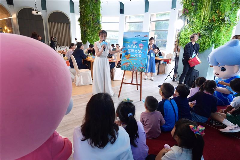 《小Z的星際之旅&mdash;大海》繪本首次以現場故事的形式亮相，由「未來姊姊」說故事活動帶領親子體驗故事中的奇幻與深刻。(圖/主辦單位提供)