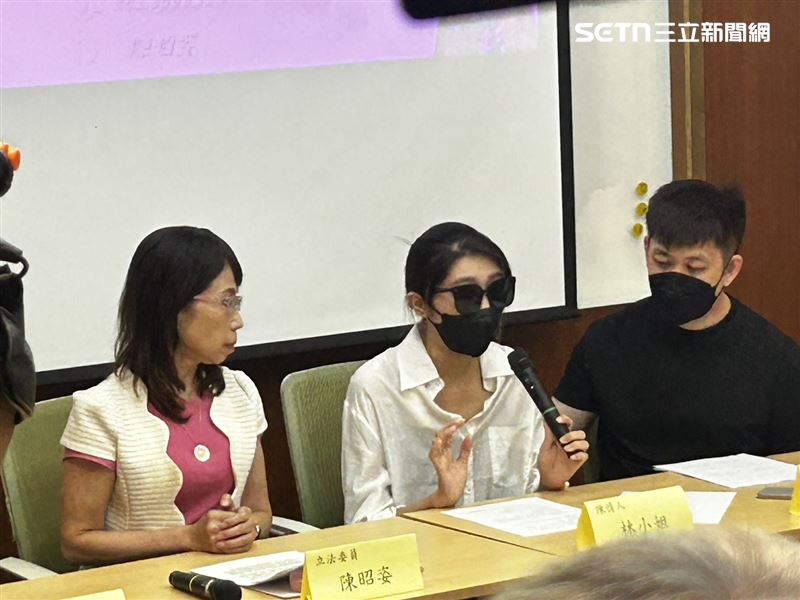 陳情人林小姐（中）在醫美診所接受抽脂與脂肪填補手術，發生急性腎衰竭。（圖／記者簡浩正攝影）