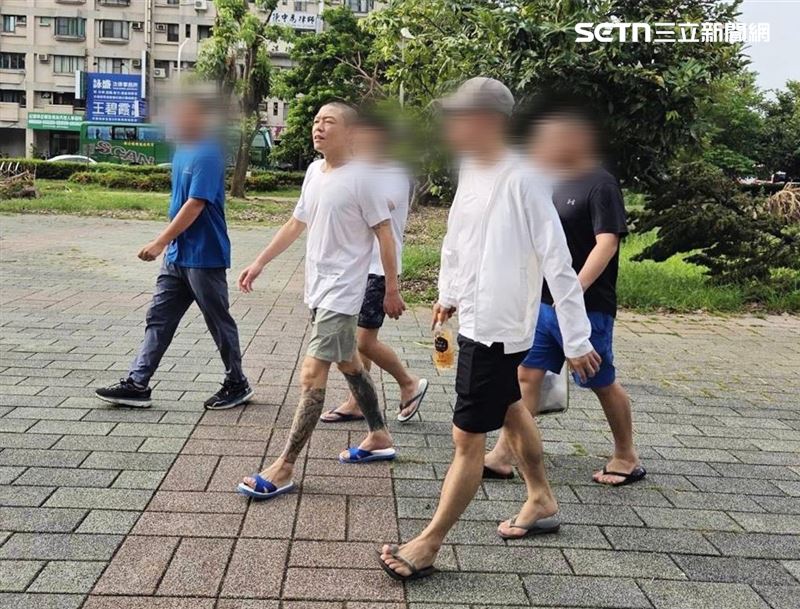 嘉義縣水上鄉民代表會主席林家緯（左二）3日發監執行，兄弟話別：大哥保重。（圖／翻攝畫面）