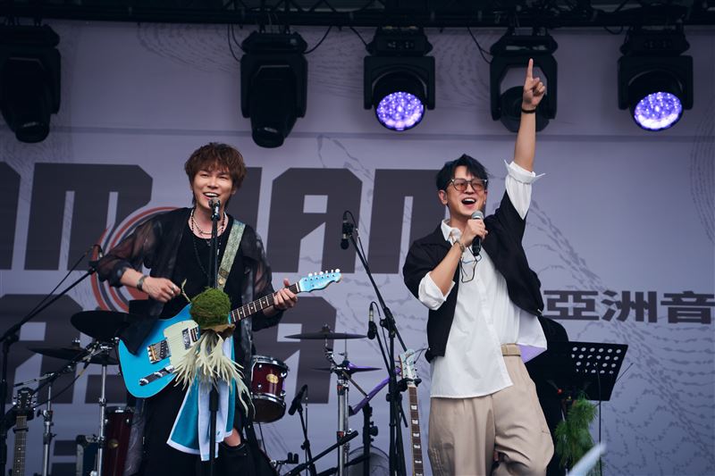 陳謙文（右）合體生命樹於北流開唱。（圖／植光土壤音創提供）