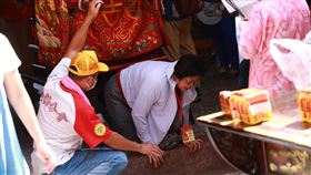 ▲民眾鑽轎底祈福。（圖／翻攝自新竹都城隍廟官方臉書）