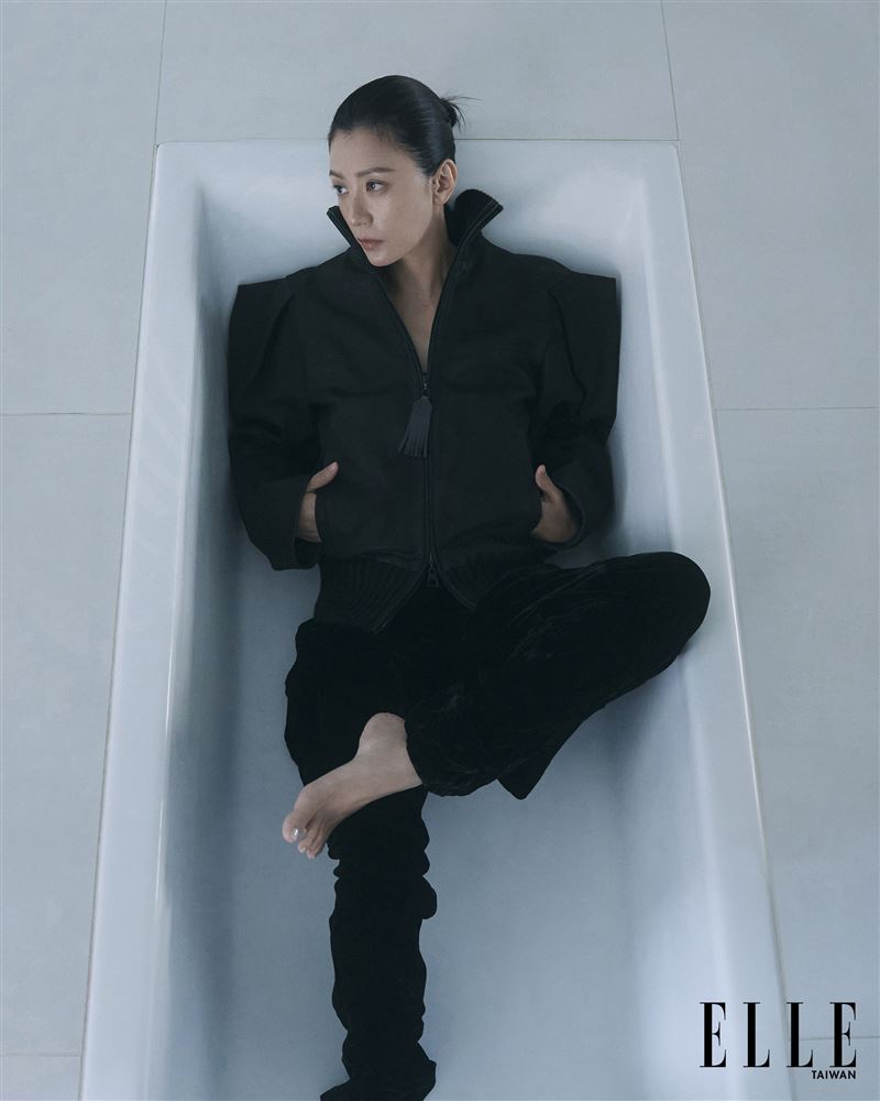 賈靜雯想挑戰女打仔的角色。（圖／ELLE提供）