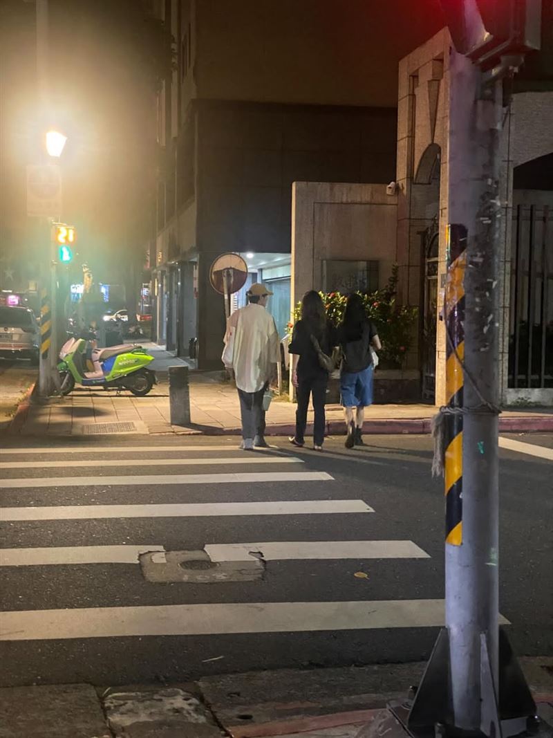 蔡依林和吳青峰、蔡健雅晚上10點在路邊被粉絲直擊，在網路上引起熱烈討論。（圖／網友IG @sou0418授權提供，未經同意請勿轉載）