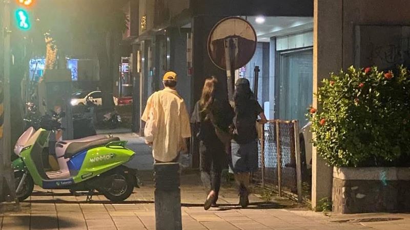 蔡依林和吳青峰、蔡健雅晚上10點在路邊被粉絲直擊，在網路上引起熱烈討論。（圖／網友IG @sou0418授權提供，未經同意請勿轉載）