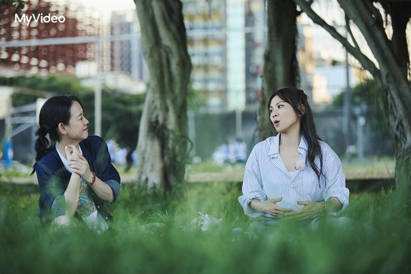 曾寶儀（左）帶蔡健雅（右）訪問自己的秘密療癒景點。（圖／台灣大哥大MyVideo、三立提供）