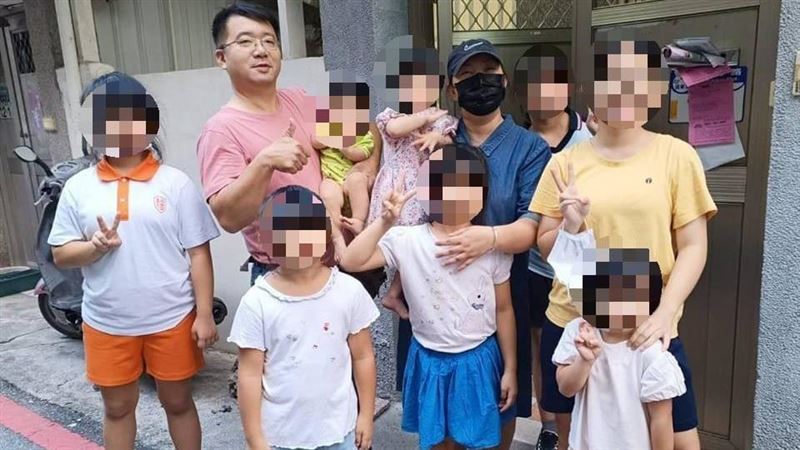 花蓮市42歲從事房仲業的蘇姓男子與陸籍配偶育9名女兒，最小的才6個月大，全家全靠他一人當房仲撐起家計。(圖/翻攝畫面)