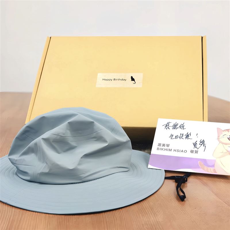 蕭美琴送蔡英文一頂登山帽。（圖／翻攝自蔡英文Threads）