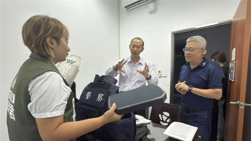 新北市議員黃淑君批新北警的霹靂小組設備缺乏，人力長期短缺。（圖／黃淑君提供）