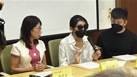 陳情人林小姐（中）在醫美診所接受抽脂與脂肪填補手術，發生急性腎衰竭。（圖／記者簡浩正攝影）