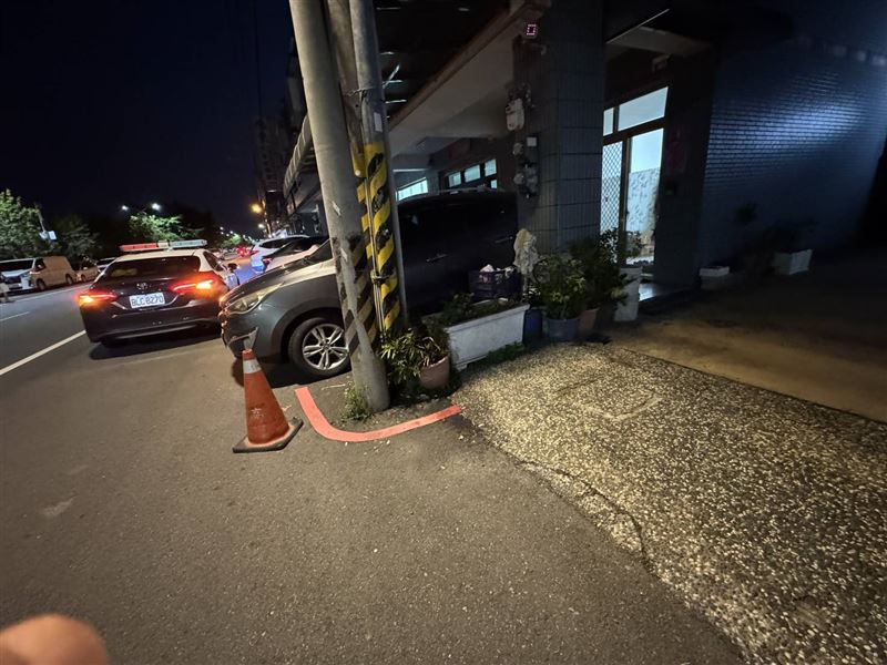 警方說明，路口10公尺內臨時停車或停車，不論有無畫設紅線都可逕行舉發。（圖／翻攝畫面）
